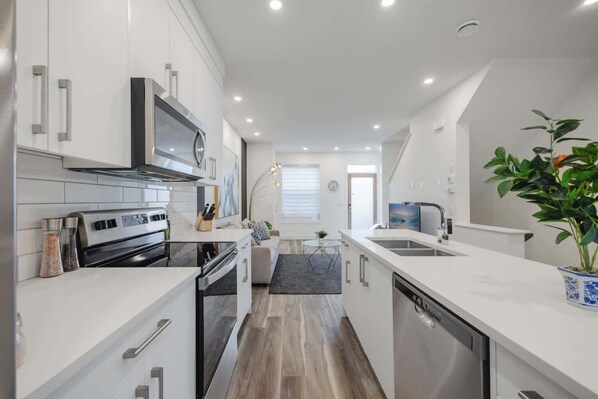 Réfrigérateur, micro-ondes, four, plaque de cuisson