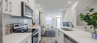 Townhome w/ Free Parking, King Bed & Pet Friendly