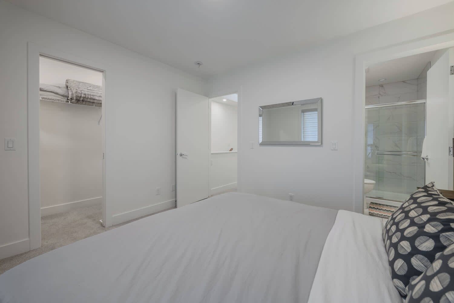 3 bedrooms, desk, iron/ironing board, travel crib