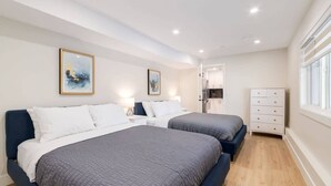 2 Schlafzimmer, Schreibtisch, Bügeleisen/Bügelbrett, Reisekinderbett