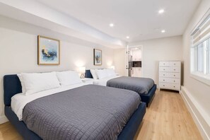 2 bedrooms, desk, iron/ironing board, travel crib - Pet Friendly Basement Suite w/ 3 Queen Beds (Calgary)