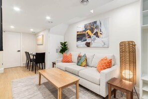 TV, offices - Pet Friendly Basement Suite w/ 3 Queen Beds (Calgary)