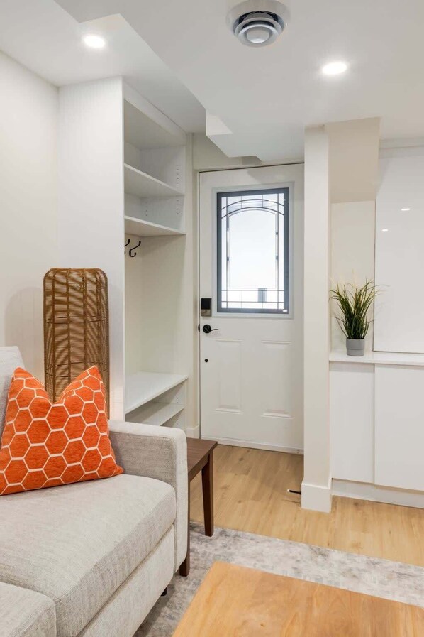 TV, offices - Pet Friendly Basement Suite w/ 3 Queen Beds (Calgary)