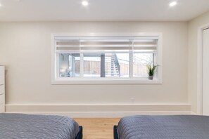 2 bedrooms, desk, iron/ironing board, travel crib - Pet Friendly Basement Suite w/ 3 Queen Beds (Calgary)