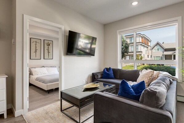 Tv, böcker och kontor