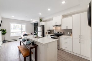 Geladeira, micro-ondas, fogão, cooktop