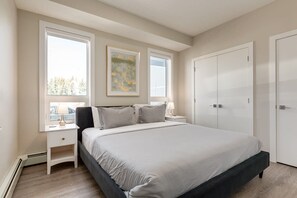 2 bedrooms, desk, iron/ironing board, travel crib