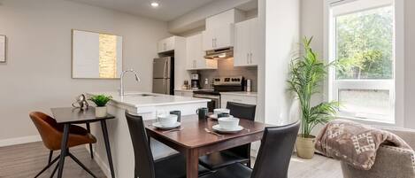 冰箱、微波炉、烤箱、炉灶