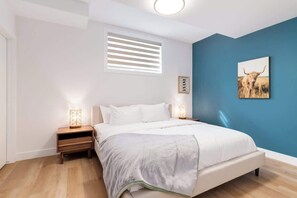 5 habitaciones, escritorio y tabla de planchar con plancha 