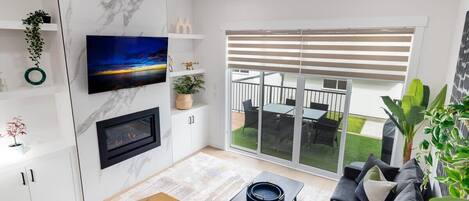 Televisión, chimenea, oficina