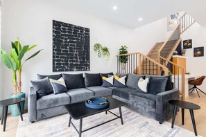 Televisión, chimenea y oficina 