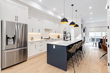 Fridge, microwave, oven, stovetop. 3 King Beds, HotTub, Double Car Garage, 2 Full Kitchens