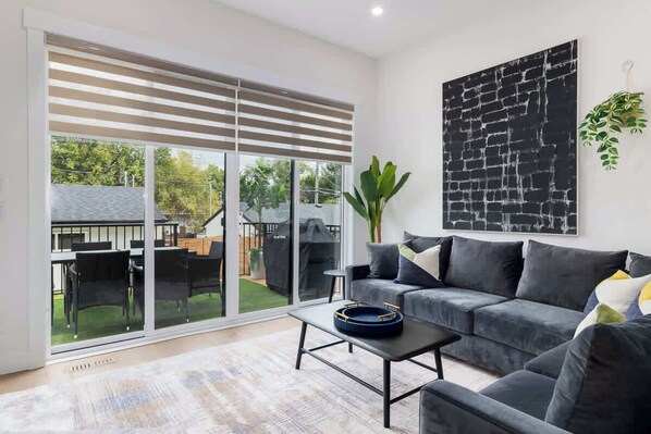 Televisión, chimenea y oficina 