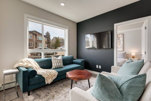 Fernseher, Bücher, Arbeitsbereiche