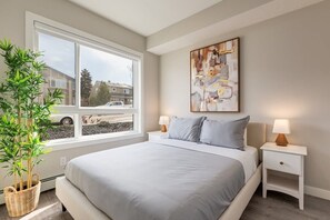 2 sovrum, skrivbord, strykjärn/strykbräda och resesäng