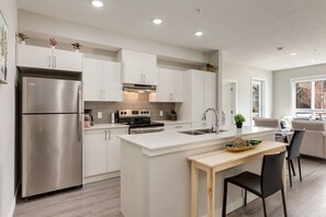 Kylskåp, mikrovågsugn, ugn och spishäll