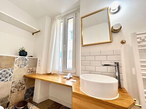 Dusche, Haartrockner, Handtücher