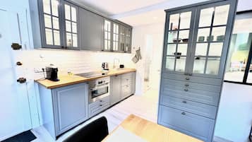 Fridge, oven, dishwasher, coffee/tea maker