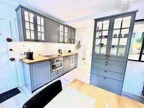 Fridge, oven, dishwasher, coffee/tea maker