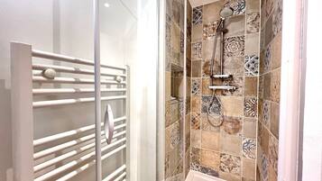 Shower, hair dryer, towels