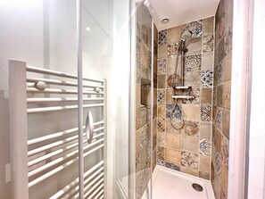 Shower, hair dryer, towels