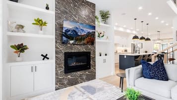 Televisor, llar de foc i oficines