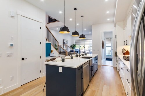 HotTub, 3 King Beds & Double Car Garage