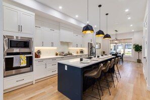 Refrigerador, microondas, horno, placa de cocina