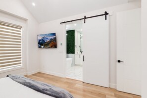 Shower, hair dryer, towels - 3 King Beds, HotTub, Double Car Garage, 2 Full Kitchens (Calgary)