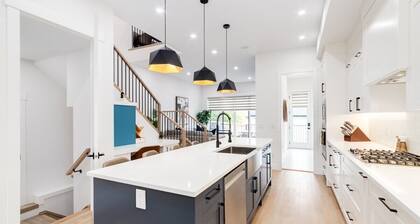 3 King Beds, HotTub, Double Car Garage, 2 Full Kitchens