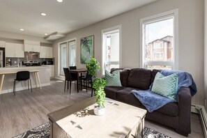 Fernseher, Bücher, Arbeitsbereiche