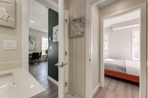 1 Schlafzimmer, Schreibtisch, Bügeleisen/Bügelbrett, Reisekinderbett