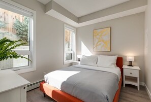 1 chambre, bureau, fer et planche à repasser, lit parapluie