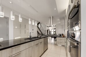 Fridge, microwave, oven, stovetop - Newly Renovated Single Family Home w/ Hot Tub, Garage & King Bed (Calgary)