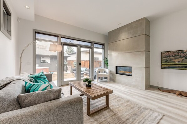 TV, fireplace, offices - Newly Renovated Single Family Home w/ Hot Tub, Garage & King Bed (Calgary)