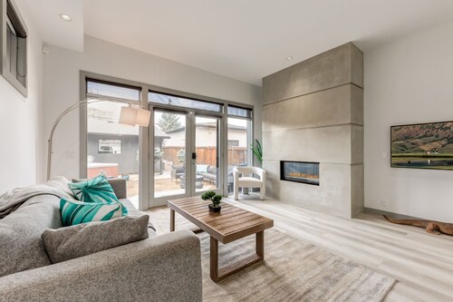 Newly Renovated Single Family Home w/ Hot Tub, Garage & King Bed