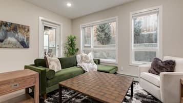 Fernseher, Bücher, Arbeitsbereiche