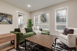 Fernseher, Bücher, Arbeitsbereiche