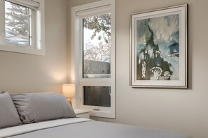 2 Schlafzimmer, Schreibtisch, Bügeleisen/Bügelbrett, Reisekinderbett