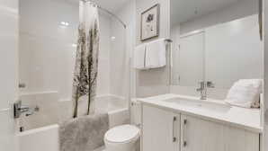 Un baño moderno con bañera, inodoro y lavabo.