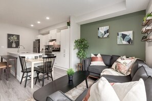 Fernseher, Bücher, Arbeitsbereiche