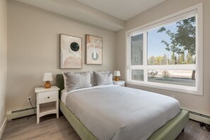 2 habitaciones, escritorio y tabla de planchar con plancha 