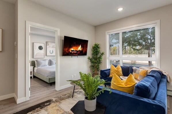 Télévision, livres, espaces bureaux