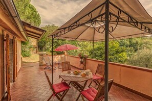 Outdoor dining - Leccino 4 - Apartment with pool (Montaione)
