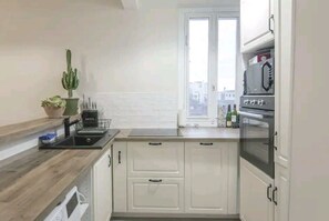Private kitchen - Family Appartement (Saint-Maur-des-Fossés)