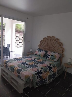 2 عدّة غرف نوم ومكواة/لوح كي وسرير سفر وواي فاي