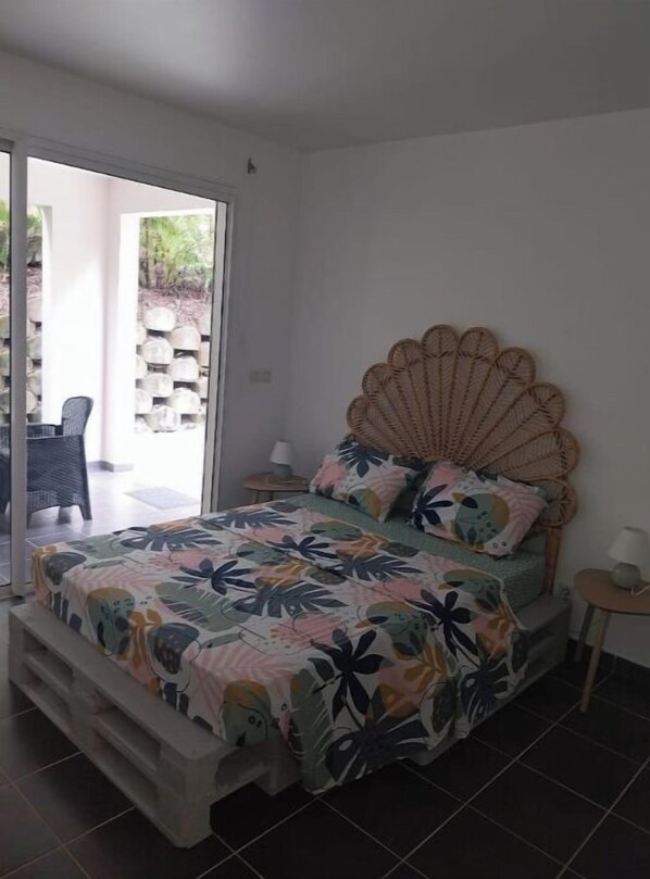 2 habitaciones, tabla de planchar con plancha, cuna de viaje y wifi