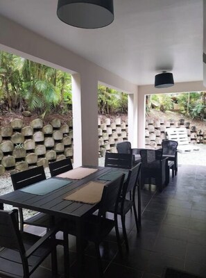 تناول الطعام بالخارج