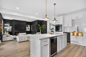 Four à micro-ondes, un four, surface de cuisson, lave-vaisselle