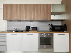 Geladeira, micro-ondas, fogão, cooktop